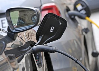 découvrez comment l'europe assouplit ses normes automobiles, visant à stimuler l'innovation et à faciliter la transition vers des véhicules plus écologiques. les nouvelles règles favoriseront la compétitivité des constructeurs tout en assurant la sécurité des consommateurs.