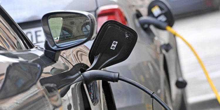 découvrez comment l'europe assouplit ses normes automobiles, visant à stimuler l'innovation et à faciliter la transition vers des véhicules plus écologiques. les nouvelles règles favoriseront la compétitivité des constructeurs tout en assurant la sécurité des consommateurs.
