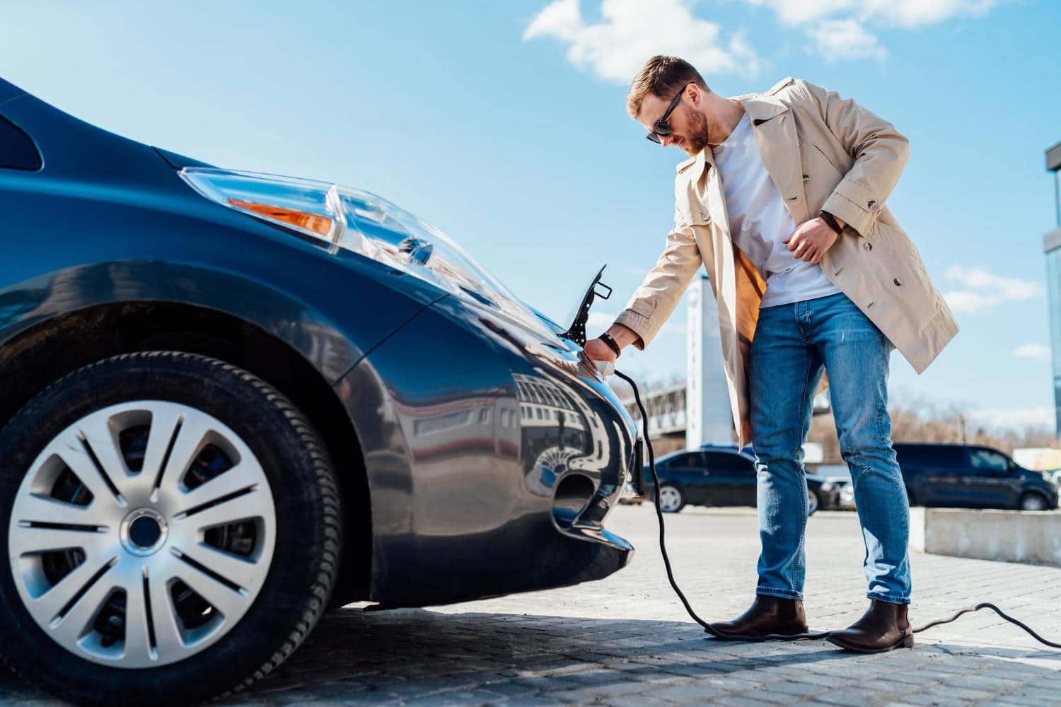 découvrez notre guide complet sur l'assurance voiture électrique : des conseils pour choisir la meilleure couverture, des infos sur les spécificités des véhicules électriques et des astuces pour économiser sur votre prime d'assurance.