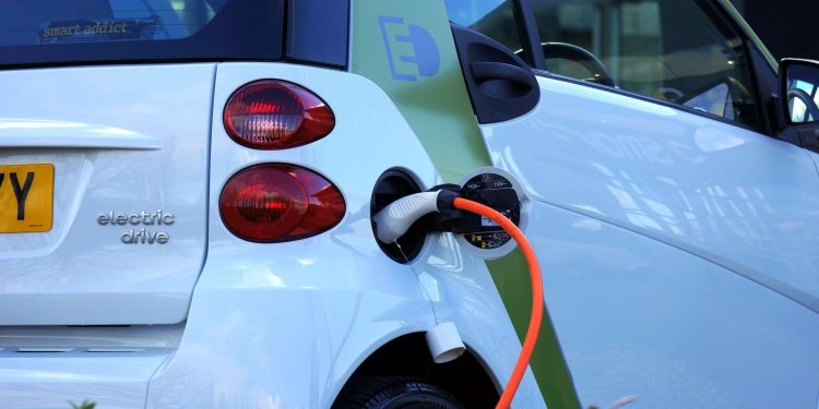 découvrez notre guide complet sur l'assurance voiture électrique : les meilleures options, conseils pour choisir votre contrat, et avantages spécifiques aux véhicules électriques.