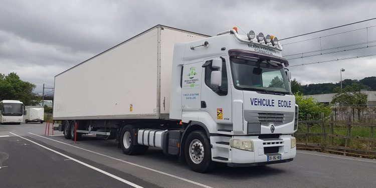 obtenez votre certification en tant que formateur poids lourds et améliorez vos compétences pédagogiques pour enseigner efficacement les techniques de conduite. rejoignez notre programme de formation reconnu, adapté aux professionnels souhaitant transmettre leur expertise dans le domaine du transport.