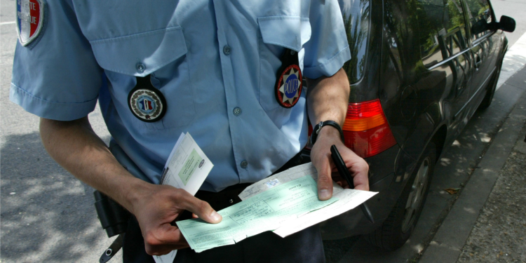 découvrez les risques et conséquences de la conduite sans assurance en france. informez-vous sur les sanctions potentielles et les solutions pour rouler en toute légalité et sécurité.