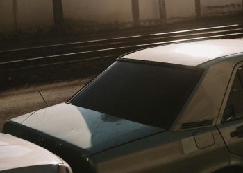 découvrez les principales causes de la hausse des tarifs d'assurance auto et obtenez des conseils pratiques pour économiser sur votre assurance automobile.