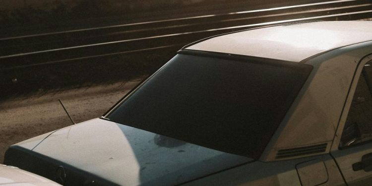 découvrez les principales causes de la hausse des tarifs d'assurance auto et obtenez des conseils pratiques pour économiser sur votre assurance automobile.