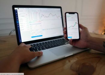 découvrez comment l'assurance auto digitale devient une cible privilégiée des escrocs et apprenez à vous protéger contre les fraudes en ligne.