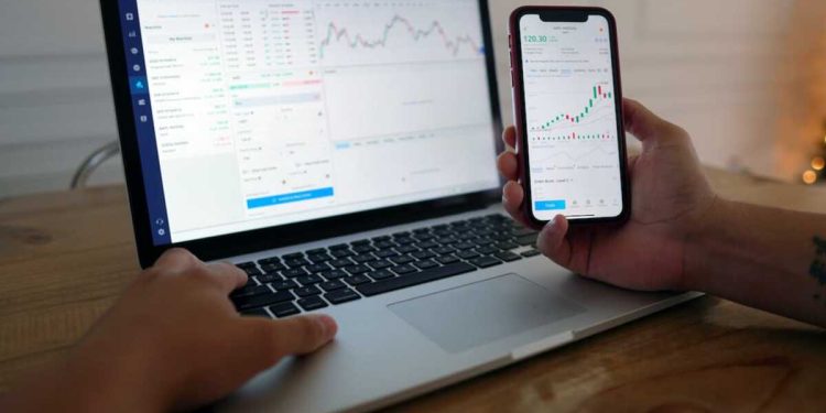 découvrez comment l'assurance auto digitale devient une cible privilégiée des escrocs et apprenez à vous protéger contre les fraudes en ligne.