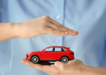 découvrez comment choisir une assurance auto adaptée pour éviter de surpayer et économiser sur vos frais tout en bénéficiant d'une couverture optimale.