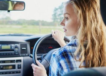 découvrez nos offres d'assurance auto spécialement conçues pour les jeunes conducteurs, avec des tarifs adaptés et une couverture optimale pour votre sécurité.