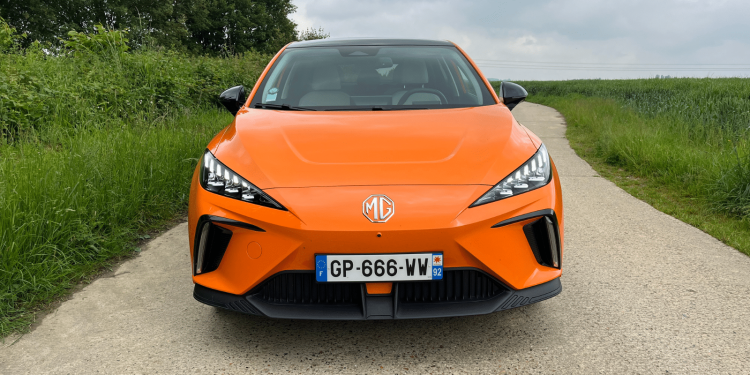 découvrez comment l'assurance pour les voitures électriques contribue à freiner la hausse des prix, tout en offrant une protection adaptée et des avantages économiques.