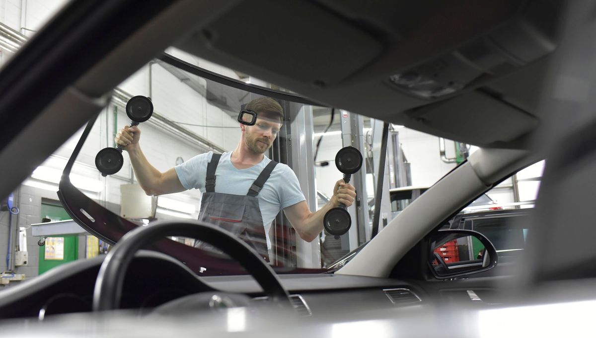 les assureurs mettent en garde contre les abus liés aux remplacements de pare-brise, soulignant les risques de fraudes et les pratiques frauduleuses dans ce secteur.