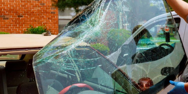 les assureurs mettent en garde contre les abus liés aux remplacements de pare-brise, soulignant les risques de fraudes et les coûts excessifs pour les consommateurs.