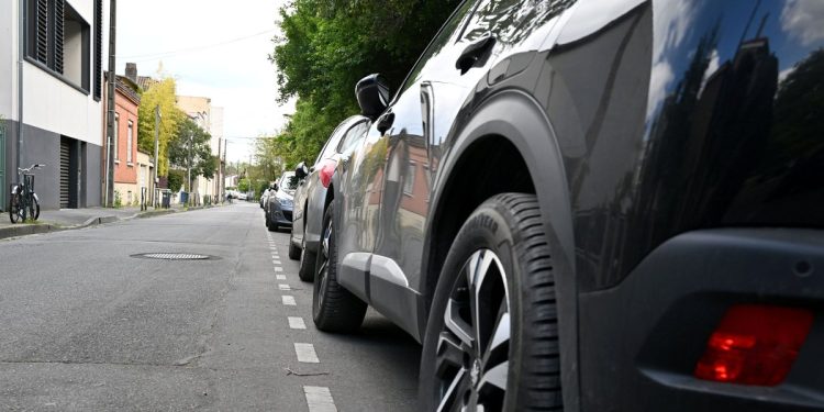 découvrez pourquoi l'automobile, autrefois symbole de liberté et de statut, devient un privilège de moins en moins accessible pour beaucoup, entre hausse des coûts et évolutions sociétales.