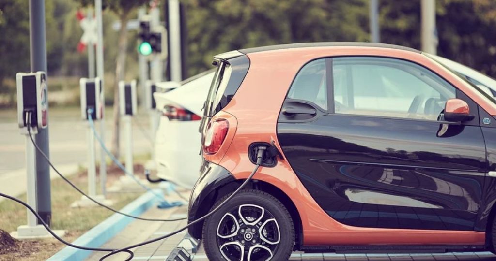 découvrez pourquoi le coût de l'assurance pour les voitures électriques est souvent élevé et comment réduire vos dépenses tout en protégeant votre véhicule.