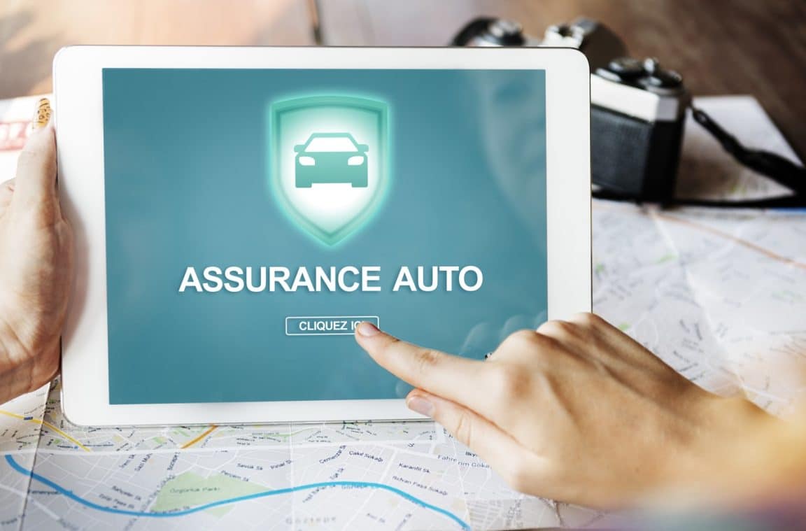 découvrez pourquoi l'assurance des voitures électriques peut être coûteuse et comment optimiser vos garanties pour réduire vos dépenses.