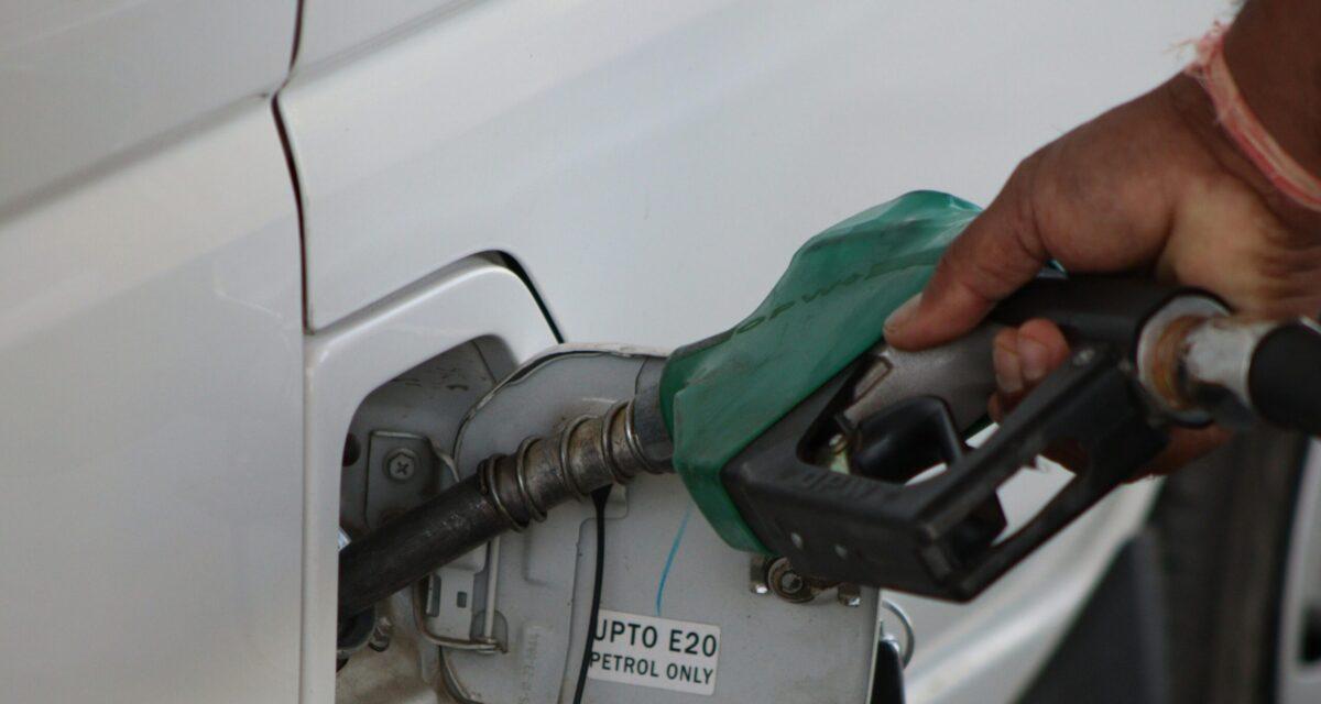 découvrez comment réaliser des économies sur votre budget auto grâce à des astuces d'achat, des choix d'assurance adaptés et des conseils pour réduire votre consommation de carburant.