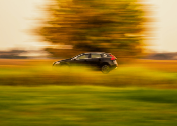 découvrez nos conseils pratiques pour réaliser des économies sur votre budget auto, que ce soit lors de l'achat, pour l'assurance ou en réduisant vos dépenses en carburant.