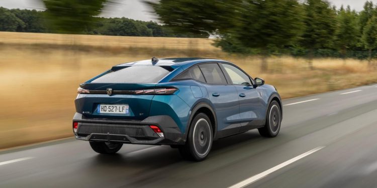 hannover re relance son assurance auto pour 2025 grâce à des ajustements tarifaires et une faible sinistralité liée aux catastrophes, offrant des solutions attractives et sécurisées.