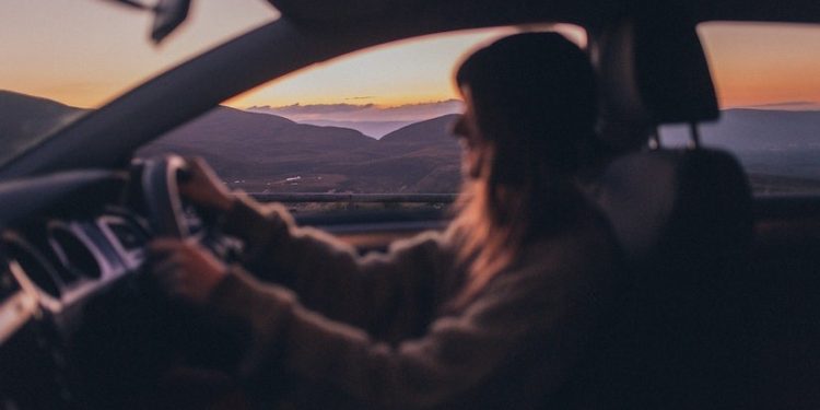 découvrez les raisons de la hausse des tarifs d'assurance auto et comment optimiser votre contrat pour maîtriser vos dépenses.