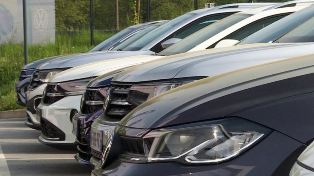 découvrez comment la hausse des prix des voitures neuves rend l'achat de votre véhicule de rêve de plus en plus difficile.