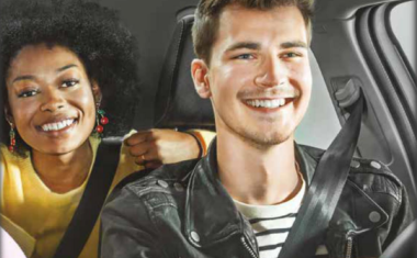 découvrez les défis rencontrés par les jeunes conducteurs pour obtenir une assurance auto abordable et comment surmonter ces obstacles.