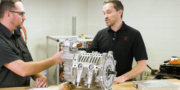 découvrez l'importance de la réparabilité des véhicules électriques et hybrides, les défis rencontrés et les solutions pour prolonger leur durée de vie tout en contribuant à un avenir plus durable.