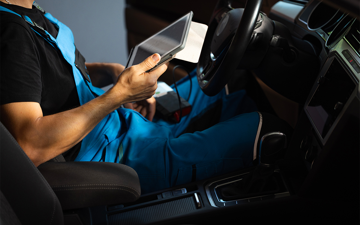 découvrez pourquoi les réparations et les assurances des voitures électriques peuvent entraîner des coûts élevés, et comment mieux gérer ces dépenses.