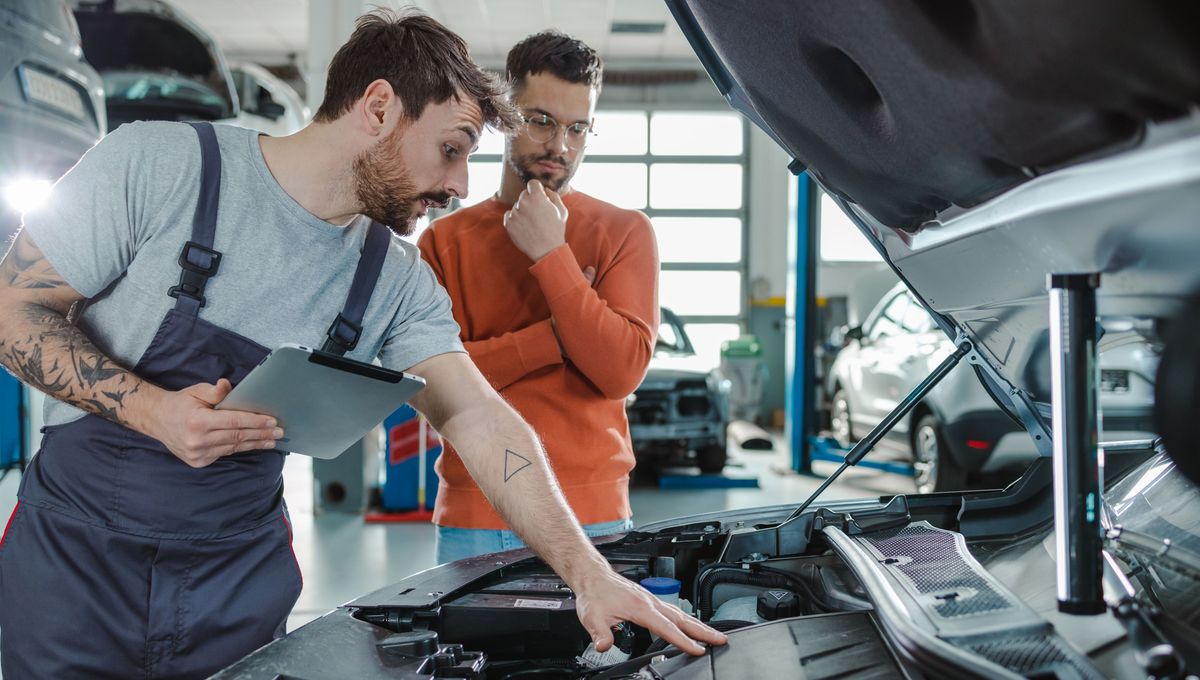 découvrez comment les réparations et les assurances impactent le coût élevé des voitures électriques et ce que cela signifie pour les consommateurs.