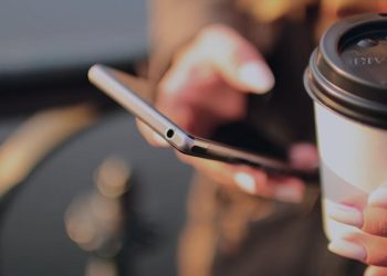 stellantis finance lance drive & connect améliorée, offrant une expérience de conduite optimisée grâce à des services numériques innovants et une connectivité avancée.