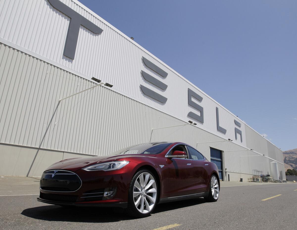 tesla fait l'objet d'une alerte du régulateur californien concernant ses pratiques ou ses produits. découvrez les détails de cette surveillance renforcée.