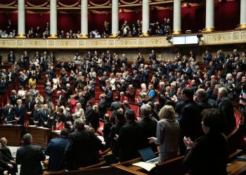 découvrez les implications du budget 2026 avec une hausse des dépenses contraintes, analyse des impacts économiques et solutions proposées.