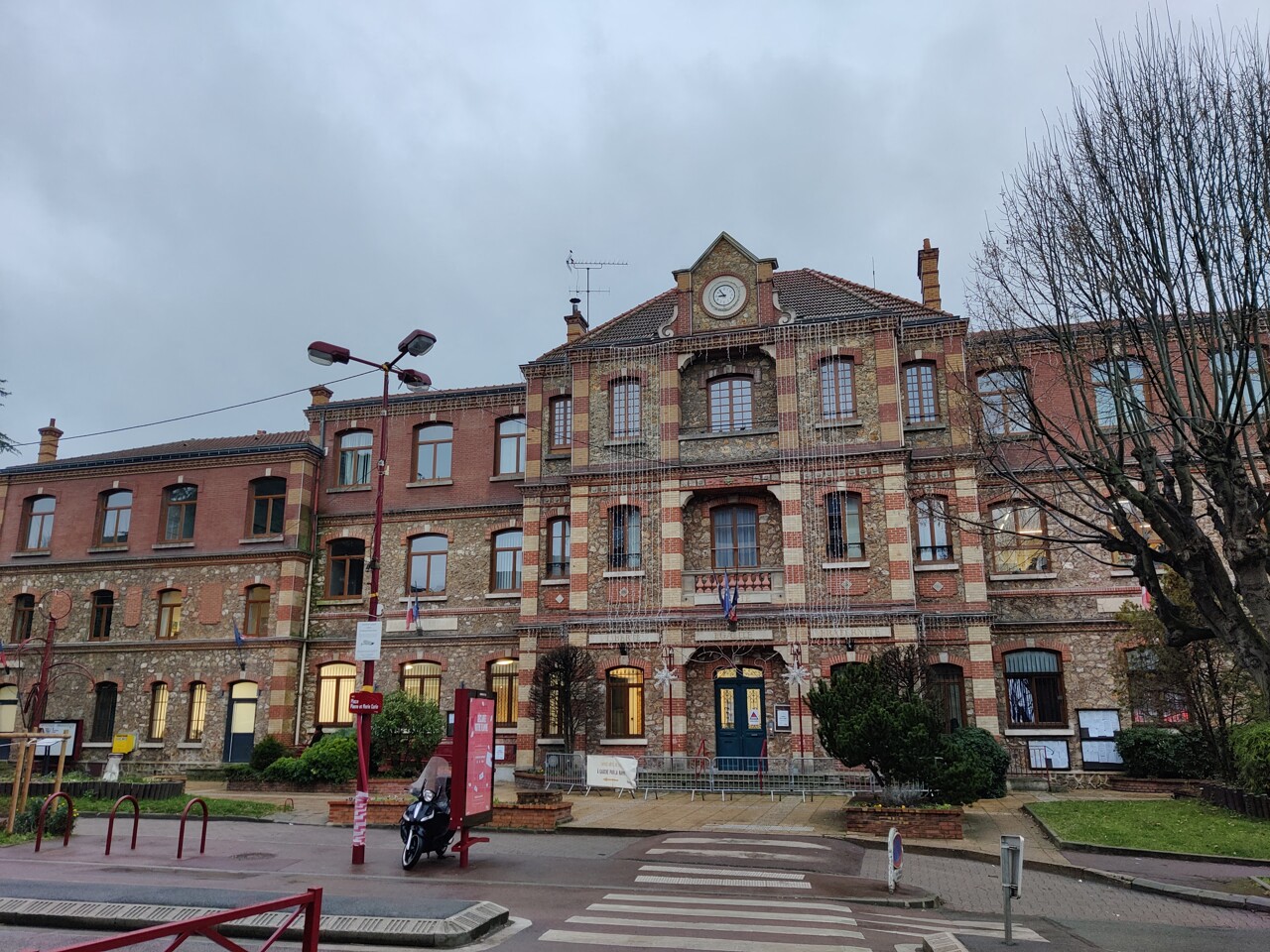 découvrez les événements récents à fresnes où des saccages ont eu lieu à la mairie, provoquant chaos et perturbations dans la commune.