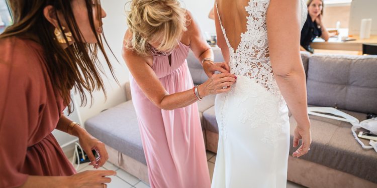 découvrez le magnifique mariage de marie et adrien à barroux, une célébration pleine d'amour, d'émotions et de moments inoubliables.