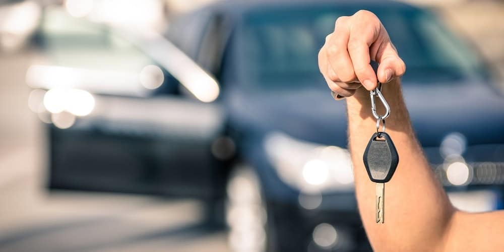 découvrez les responsabilités légales et pratiques liées au prêt de votre véhicule à un proche, pour assurer sécurité et conformité.