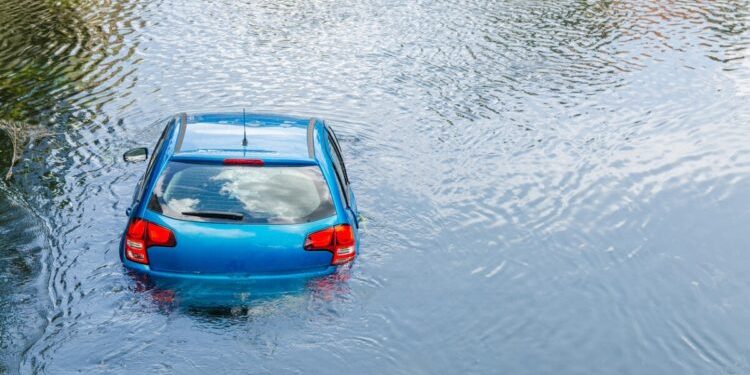 découvrez les raisons pour lesquelles votre assurance peut refuser l'indemnisation après la perte de votre voiture lors d'une inondation et comment réagir face à cette situation.