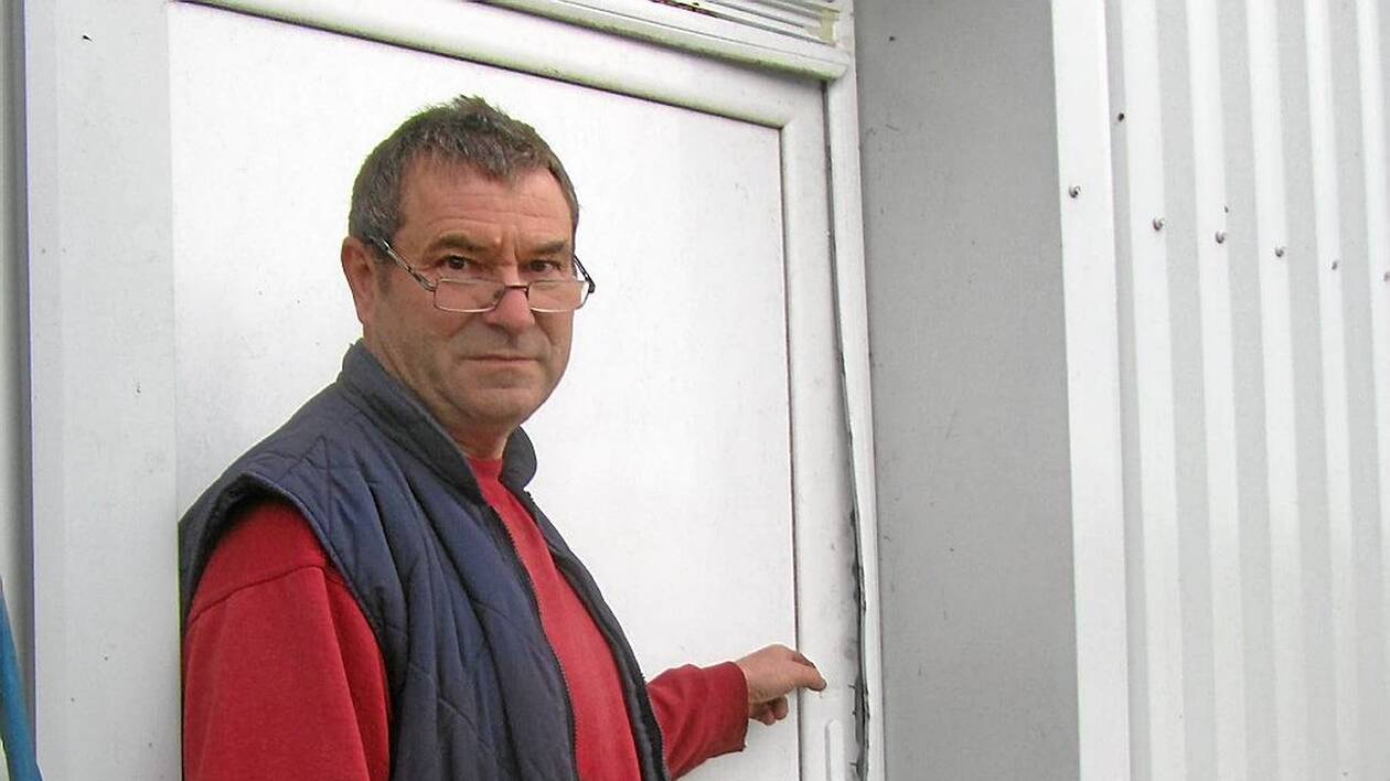 un garage à carcassonne a été cambriolé à l'aide d'une voiture-bélier. le suspect, connu pour ses dettes, est activement recherché par les autorités.