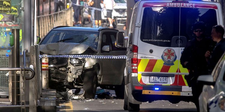 un garage à carcassonne a été cambriolé à l'aide d'une voiture-bélier. le suspect, endetté, est recherché par la police.