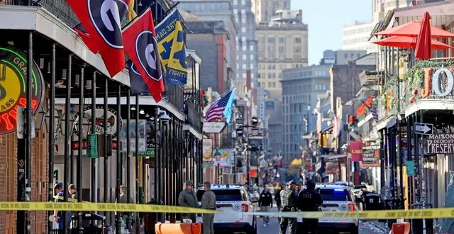 un garage de carcassonne a été cambriolé à l'aide d'une voiture-bélier. les forces de l'ordre recherchent un suspect endetté impliqué dans ce braquage spectaculaire.