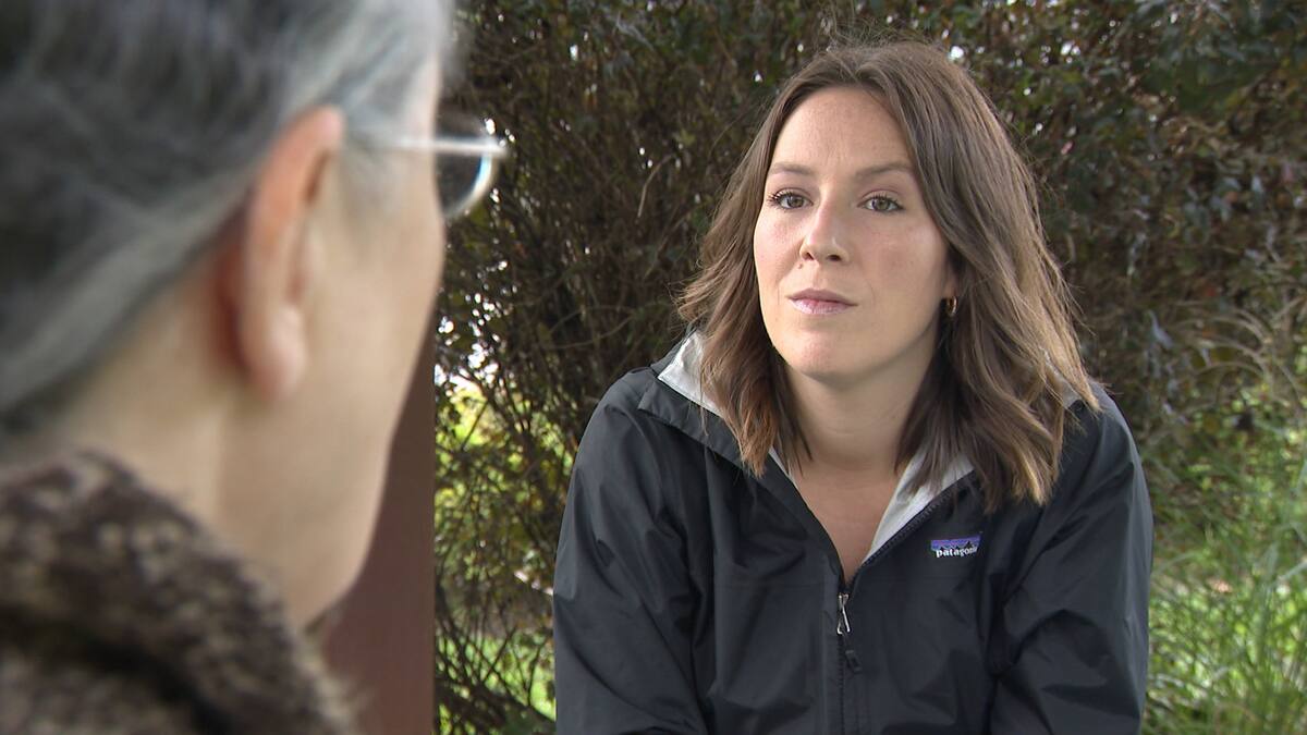 une femme de 86 ans condamnée à cause d'une simple erreur de frappe dans son contrat d'assurance auto, une situation qui soulève des questions sur la rigueur des procédures.