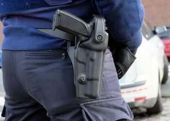 une femme de 86 ans condamnée suite à une erreur de frappe sur son contrat d'assurance auto, illustrant les conséquences parfois sévères des petites erreurs administratives.