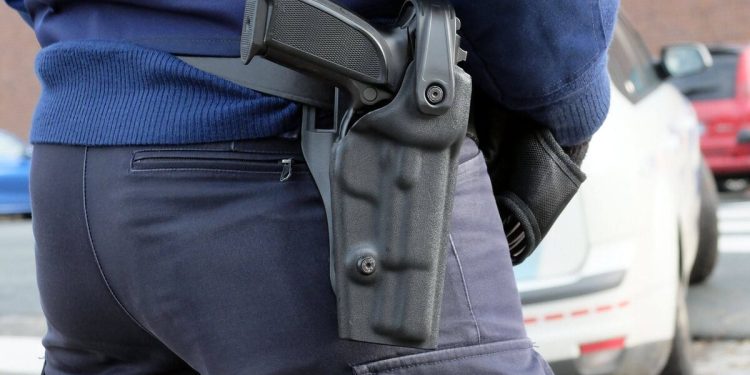 une femme de 86 ans condamnée suite à une erreur de frappe sur son contrat d'assurance auto, illustrant les conséquences parfois sévères des petites erreurs administratives.