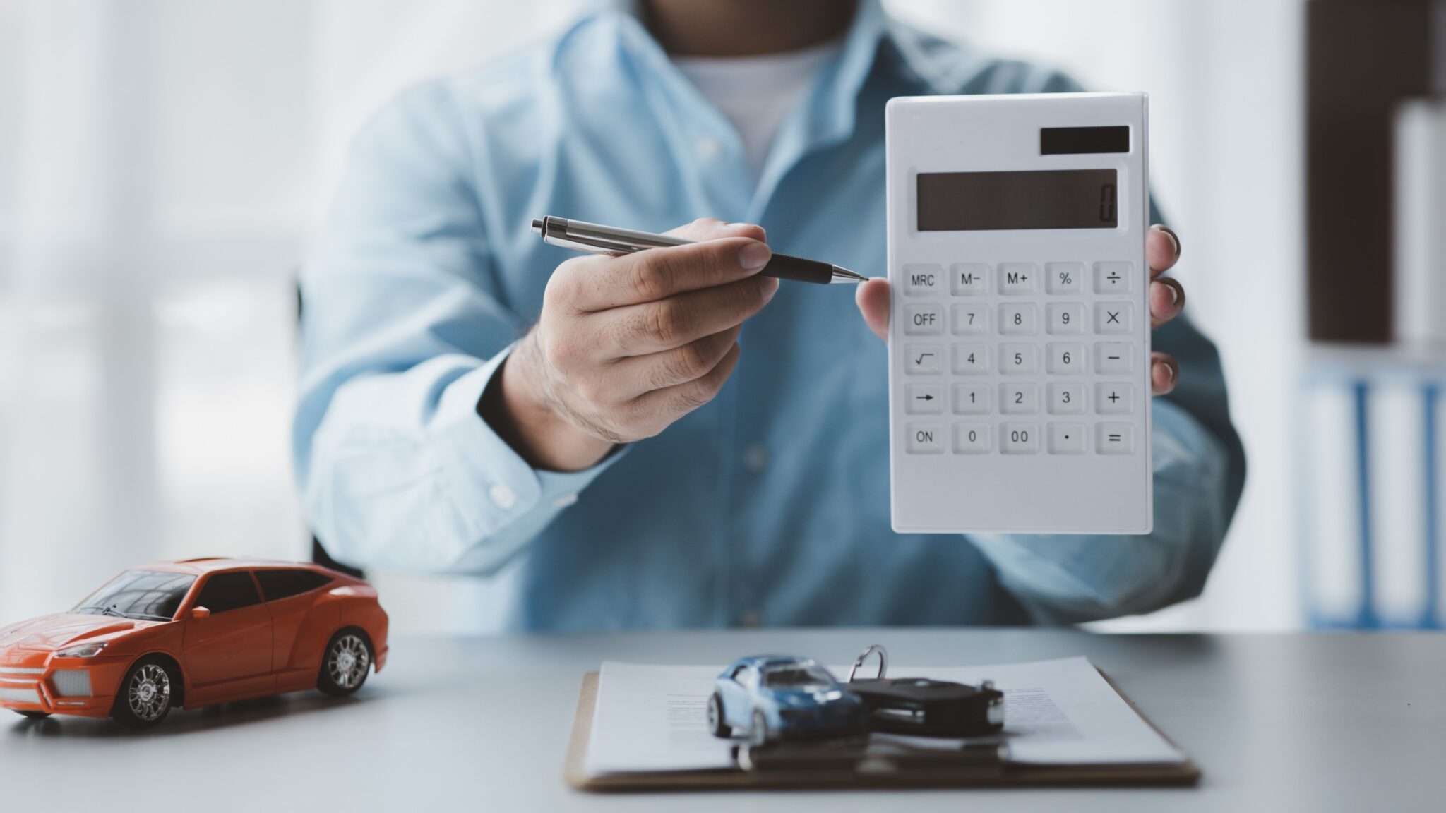 découvrez les raisons de la hausse des primes d'assurance auto et comment protéger votre budget face à l'augmentation des coûts.