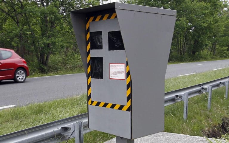 découvrez comment les radars et les contrôles d'assurance auto renforcent la sécurité routière et assurez-vous d'être toujours en règle pour éviter les sanctions.