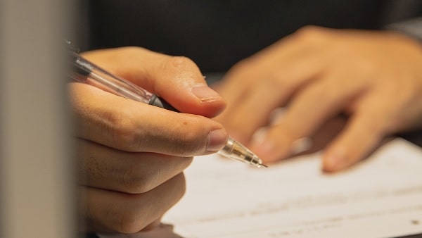 découvrez les conditions de validité d'un contrat d'assurance sans signature et les implications juridiques associées.