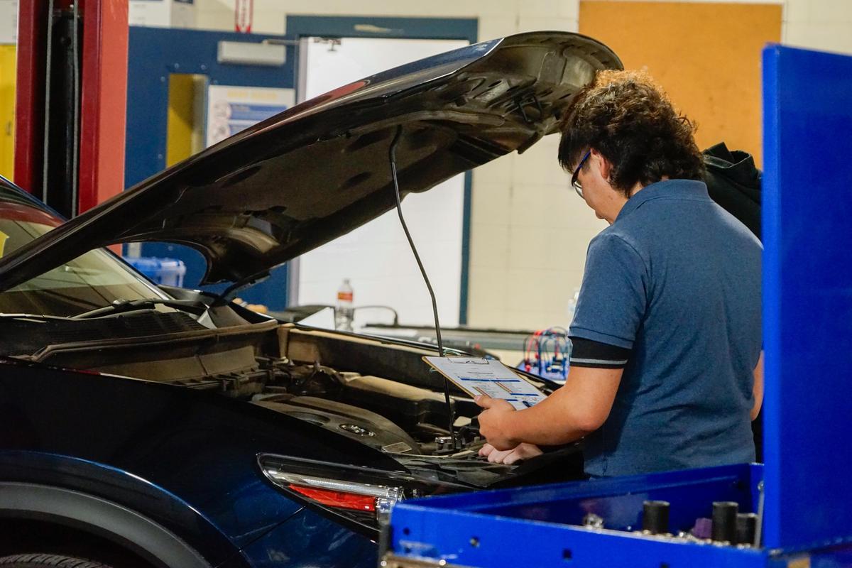 découvrez l'histoire de lada, célébrant 60 ans de la plus grande usine automobile, symbole d'innovation et de performance dans l'industrie auto.