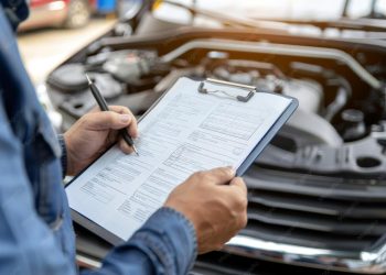 découvrez l'histoire de lada, célèbre constructeur automobile, qui célèbre 60 ans de production dans la plus grande usine auto, symbole d'innovation et de tradition.